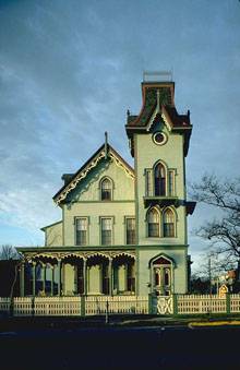 фото дома в викторианском стиле с готическими мотивами, специфичный